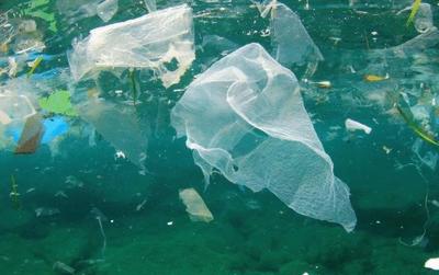 塑料制品涨价潮席卷消费市场，家家户户生活成本承压